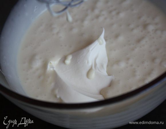 В 3-4 приема добавляйте маскарпоне,не прерывая взбивания.