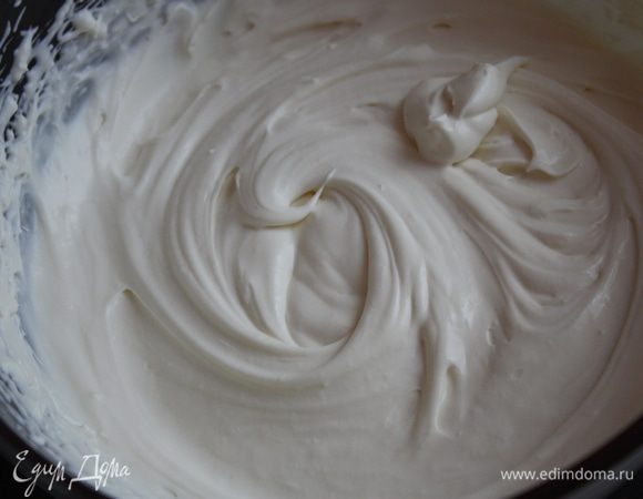Скоро крем станет сгущаться и появятся хорошие пики,как только они станут держать форму.заканчиваем взбивать.