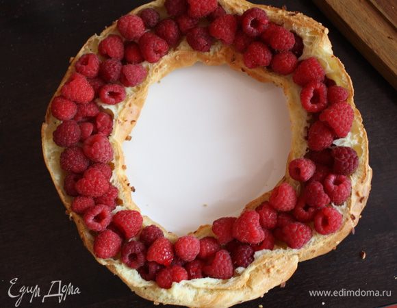 Весь нижний слой заполняем малиной..полностью)))