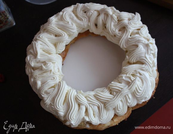 Сверху выкладываем крем,я не очень-то еще умею им красиво пользоваться)))