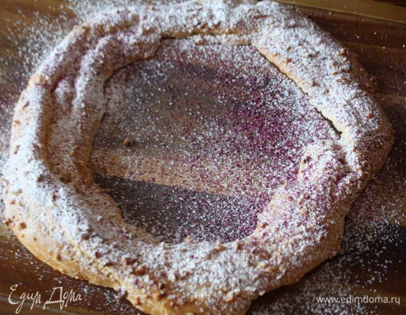 Крышечку посыпаем сахарной пудрой и розовой пудрой.