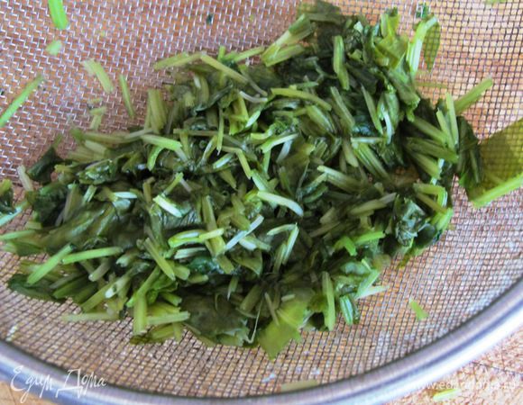 Листья шпината бланшировать, отжать, остудить, измельчить.