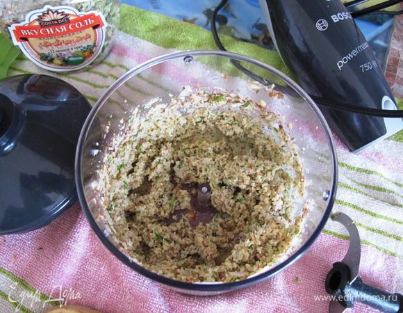 В блендере измельчить лук, чеснок, орехи, зелень.