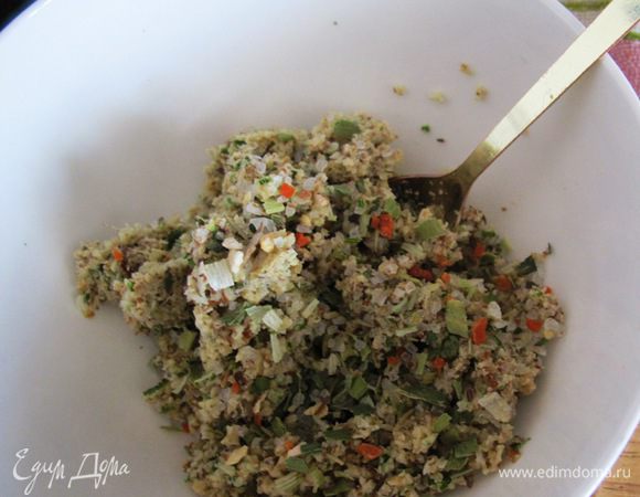 Смешать со шпинатом, посолить, вымесить.