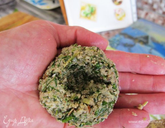 Сформировать шарики с вдавленной серединкой.
Подавать к мясу.