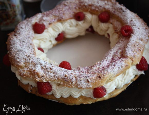 И накрываем тортик крышечкой. Боковинки  и верх украшаем малиной. И сразу можно приступать к поеданию!!!!чем мы и занялись!!