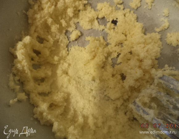 Растереть сливочное масло с сахаром.
Просеять муку с разрыхлителем. Добавить к масляной смеси муку небольшими порциями попеременно с тёплым молоком. Замесить мягкое тесто. Положить тесто на 1 час в холодильник.