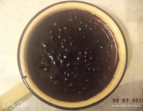 Чернику засыпать сахаром, перемешать.В сотейнике подогреть сливочное масло, добавить ягоды и проварить 5 минут. 
Крахмал развести в лимонном соке, влить к чернике. Проварить до загустения.