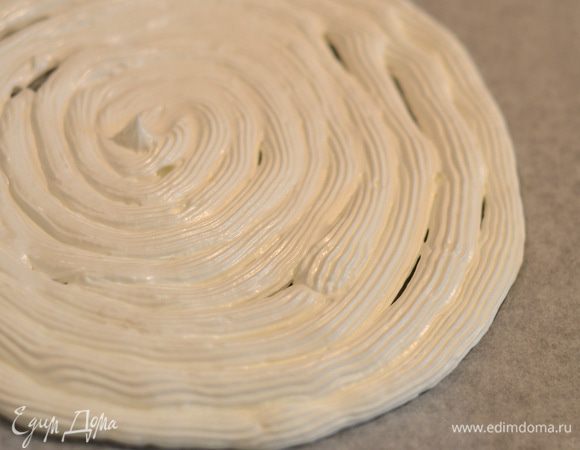 Получившуюся пышную массу выкладываем в кондитерский мешок и рисуем круг диаметром 20 см,такие же должны быть и медовые коржи.