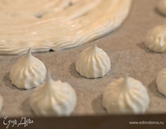 Возле, для украшения, выдавливаем безешки небольшого размера. И ставим их сушить,не выпекать! на 2,5-3 часа,после выключить духовку и оставить безе там на ночь,пусть доходят. Как проверить безе,что они готовы.оторвите от бумаги маленькую безешку,она будет липкой,это нормально,так как она все еще теплая,потом дайте ей остыть,если она полностью хрустящая и воздушная,значит готово,но если она внутри еще тянучая,значит дайте ей еще подсушиться.