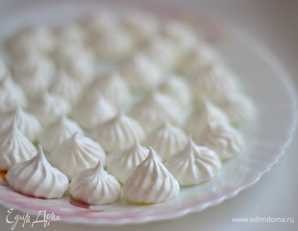 Готовые безешки очень хорошо отходят от бумаги,когда они готовы и их желательно хранить в закрытом контейнере,до украшения тортика.