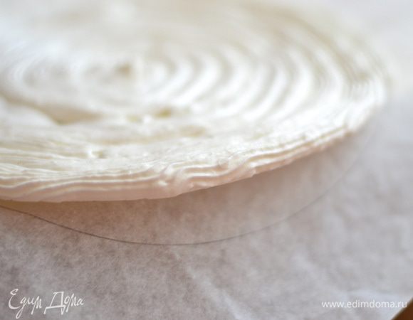 А вот с кругом побольше придется потрудиться,так как коржи проявляют большее нежелание расставаться с насиженным местом. Проще всего убрать бумагу и при этом не сломать корж, так: бумага с коржом кладется на край стола, одной рукой поддерживаете корж, другой тянете бумагу вниз, под стол.Все безе готово,можно приступать теперь к масляному крему,так как ему желательно для начала остыть,а потом побыть некоторое время в холодильнике. Заранее оставьте на столе упаковочку сливочного масла,чтобы оно стало,мягкое, комнатной температуры.