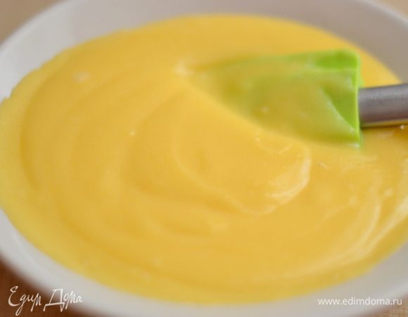 Все как обычно. Сливки ставим на маленький огонь. Желтки взбиваем с сахаром и крахмалом до однородности. Подливаем немного теплых сливок к яйцам,мешаем венчиком,затем эту массу отправляем тоненькой струйкой к остальным сливкам,добавляем ваниль и варим до загустение крема,не забывая все время помешивать.Обязательно остужаем до комнатной температуры,но не в коем случае не кладем в холодильник,только после того,как мы взобьем его со сливочным маслом.