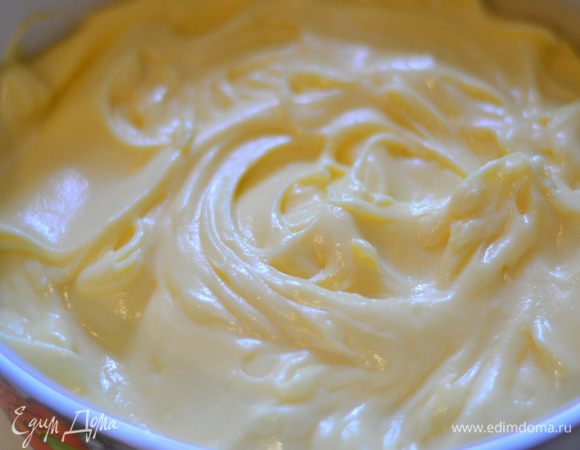 Вбиваем сливочное масло,добавляем заварной крем,взбиваем до однородности. Обязательно и крем,и масло должны быть одинаковой и комнатной температуры! Иначе масло свернется и крем будет с крупинками! Все,крем готов,отправляем его в холодильник.