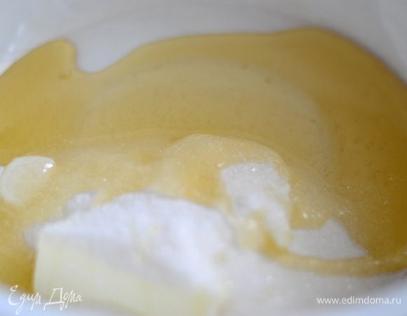 Ставим на водяную баню емкость,желательно глубокую,в нее кладем мед,сахар и сливочное масло,ждем,пока масло растает и сахар начнет немного растворятся,мешаем венчиком.