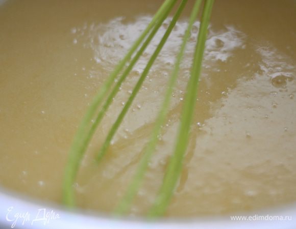 Взбить вилочкой яйца с солью и влить к смеси,мешать и греть 3 минуты.Вливаем водку или коньяк и снова греем 3 минуты.