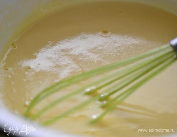 Всыпаем соду,снова греем 3 минуты,не забывая помешивать венчиком,масса увеличиться и станет более густой.