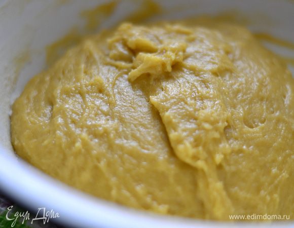 Добавляем просеянную муку и замешиваем тесто. Тесто должно получиться такое, чтобы при выкладывании на стол оно именно выкладывалось, а не разливалось в лужу. Но слишком крутым тесто быть тоже не должно, когда оно остынет, оно станет значительно более твердым.Накрыть полотенцем и оставить на минут 15-20 до остывания.