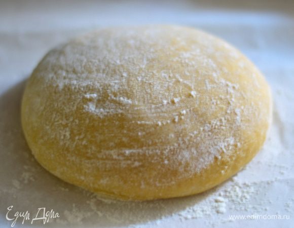 Включить духовку на температуру 200 гр. Замесить тесто в комочек. Затем я его раскатываю в багет и делю на 6 ровных частей,небольших лепешек.