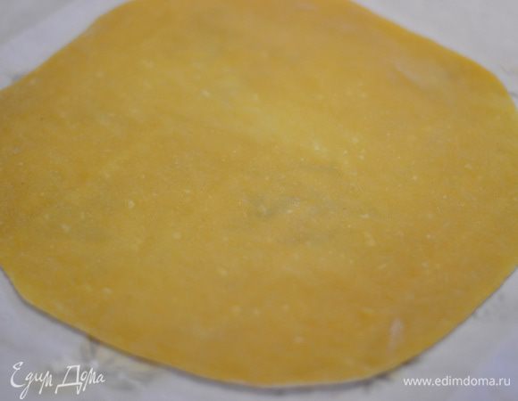 Раскатать тонко в пласт прямо на пергаменте,посыпанным мукой,и само тесто немного присыпать,чуть больше формы вашего размера.