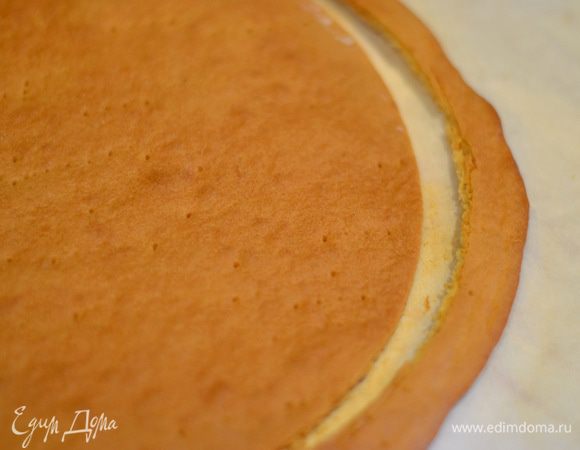 Коржи очень быстро пекутся,2-3 минуты, и их нужно сразу же,горячими!, ножом вырезать круг по размеру нашей формы.