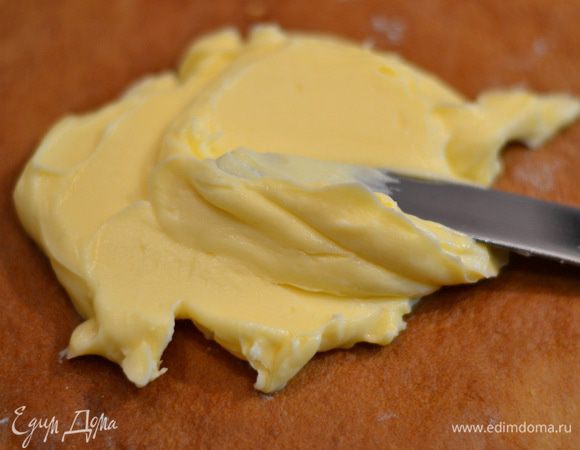 Другой корж медовый смазываем тонким слоем масляного крема.