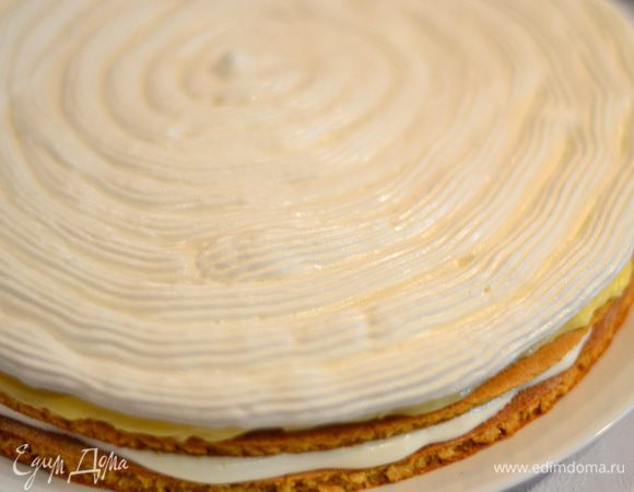 На масляный крем аккуратно помещаем корж безе,