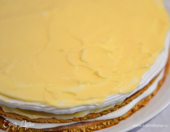 смазываем его масляным кремом,кладем на него корж медовый.Теперь все сначала по тому же принципу. Главное,чтобы коржи- безе были смазаны снизу и сверху только масляным кремом,так как если будет сметанным,безе растает и будет мокрым.