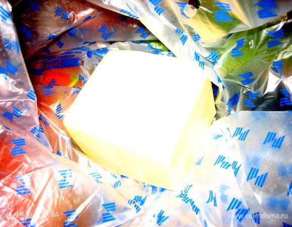 Кусок простого сыра нам нужно расплавить в пакете... Можно по-старинке сварить в кипятке..., но я решила рискнуть в СВЧ. Включала по минутке,ждала пару минут,проверяла пальцем...,снова включала и так 3 минуты сыр грелся при 750w. Пакет не завязывать герметично или проделать дырку...