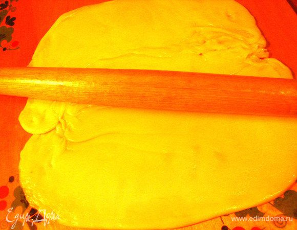 Сразу начинаем раскатывать сыр обычной скалкой. Так как из сыра вытапливается немного жира,смазывать ничего не надо!