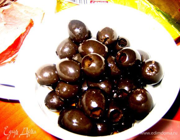 Для начинки сначала вынимаем из рассола оливки без косточек...