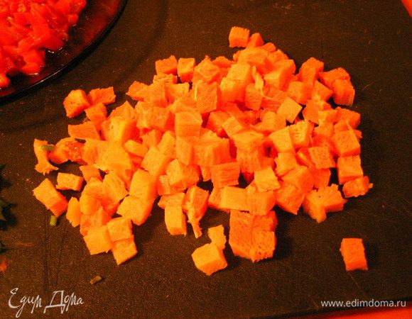 Ветчину нарезаем мелкими кубиками.
