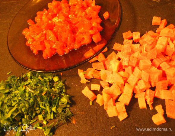 Зелень мелко порубить.