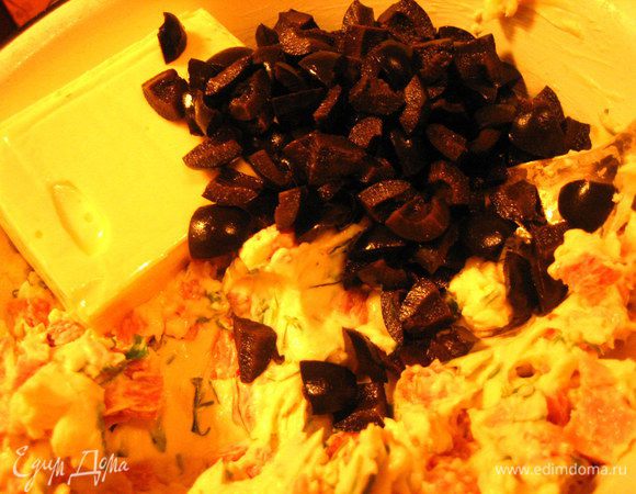 Разминаем и я решила второй сырок тоже взять...,туда же оливки!