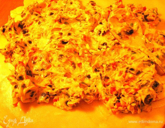 Выкладываем всю начинку на тёплый пласт из сыра...