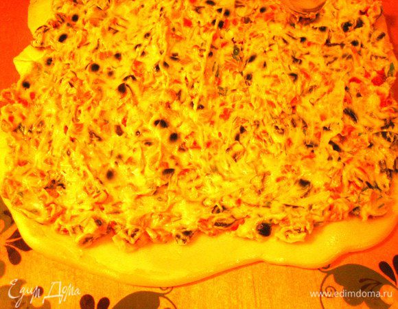 И распределяем равномерно ложкой.