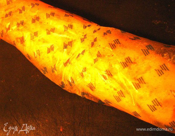 И обвалять в ней рулет. Затем завернуть в плёнку и отправить для охлаждения в холодильник.