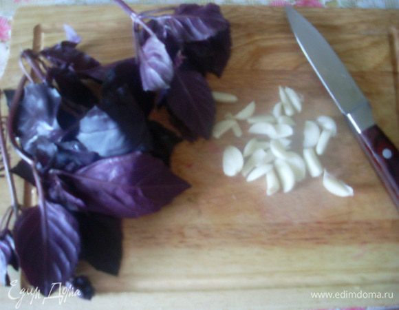 Чеснок очистить, каждый зубчик порезать на 2-3 части.
Базилик нарезать произвольными кусочками.
Перец крупно потолочь.