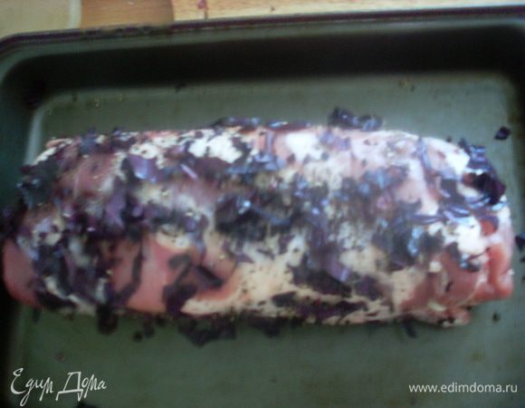 Сделать на мясе проколы острым ножом и нашпиговать его чесноком. Обсыпать кусок перцем и базиликом и поставить на 12 часов в холодильник (на ночь или на день, в зависимости от того когда собираетесь готовить).