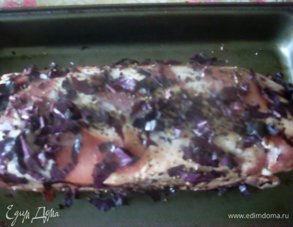 Вы тащить кусок из холодильника минут на 30-40, обсыпать солью. Кажется, что ее много, но кусок большой и соленая корочка будет "солить" несоленую серединку кусочков при подаче.