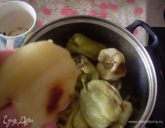 Запечь в духовке перцы целиком, пару раз перевернув. Горячими сложить в кастрюлю с крышкой (или завернуть в пакет, или укутать фольгой), подождать пока отпарятся. Очистить кожицу.