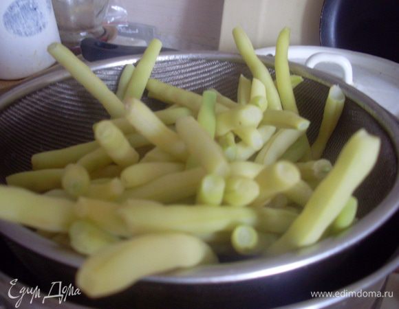
Вымыть стручковую фасоль, отломить у каждого стручка верхний и нижний кончик. Отварить в кипящей подсоленой воде - я варила 5 минут после закипания, до полуготовности.