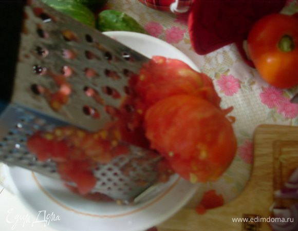 Натереть на терке помидоры.