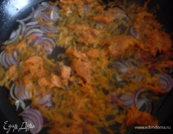 Обжарить лук и морковь, в конце обжаривания добавить раздавленный зубчик чеснока.