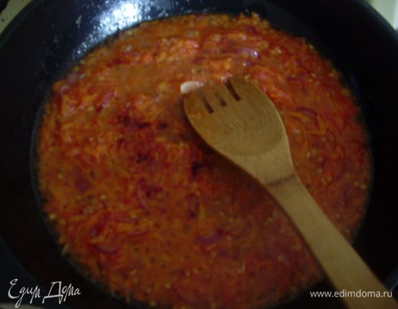 Добавить томатное пюре, соль и сахар, красный острый перец по вкусу.