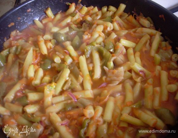 Сложить нарезанные произвольными кусочками запеченный перец и фасоль, добавить немного воды, тушить пока фасоль полностью не приготовится, внимательно следить, чтобы не переварить фасоль (в моем случае ушло 10 минут).