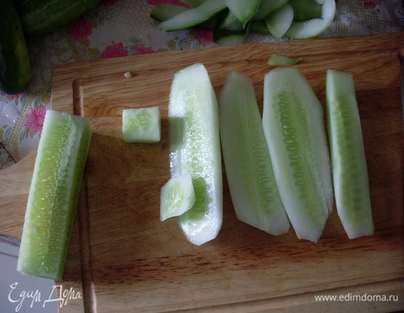 Чистить огурцы от кожуры по одному, срезать белую часть (семена не понадобятся). Нарезать белую часть ломтиками около 1 см в диаметре и длиной около 4 см.