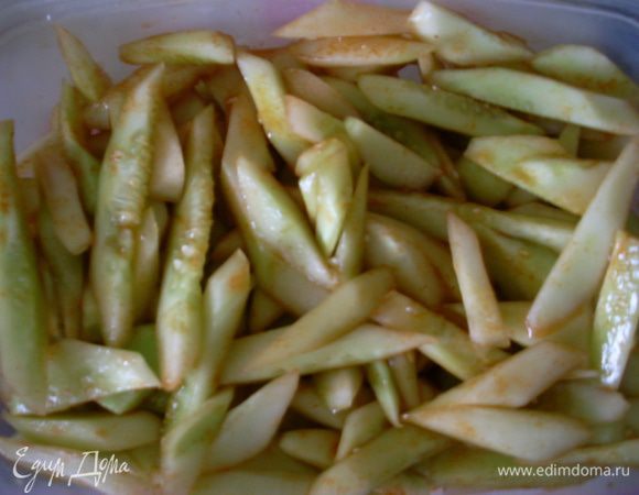 Добавить к огурцам сахар, соль, красный перец и уксус. Дать постоять не меньше 1 часа в холодильнике.