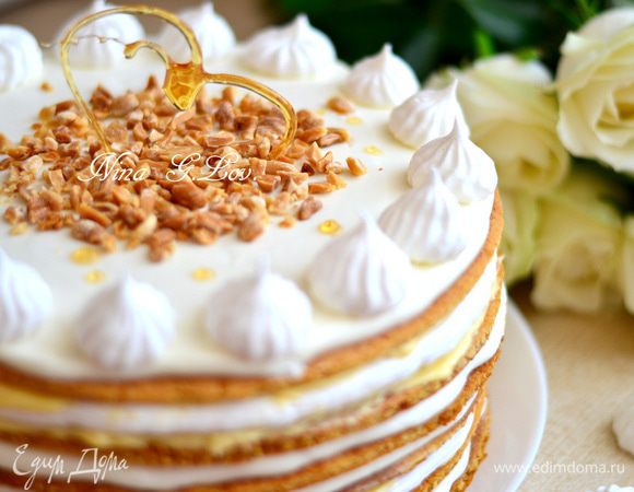Украшаем тортик маленькими безе,поджаренным арахисом и карамелью. Дать пропитаться желательно на ночь!