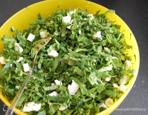 Шпинат смешать с брынзой и зеленью. Посолить, поперчить, добавить мускатный орех.
